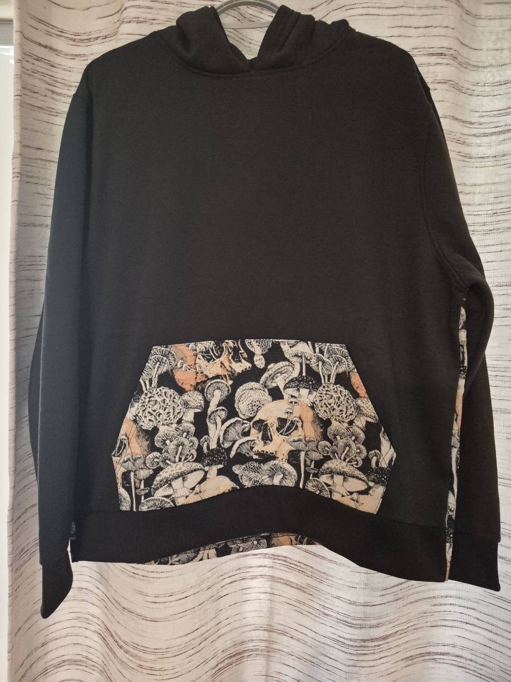 Black Skull Mushroom Tapestry Men's Hoodie Size M